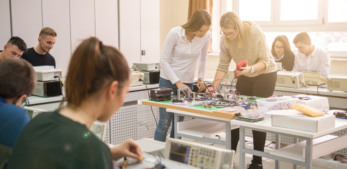 Schülerinnen und Schüler experimentieren gemeinsam im Labor.