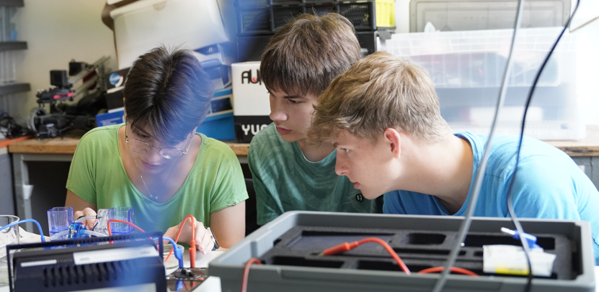 Schülerinnen und Schüler experimentieren gemeinsam beim Wasserstoff-Wettbewerb H2@School.