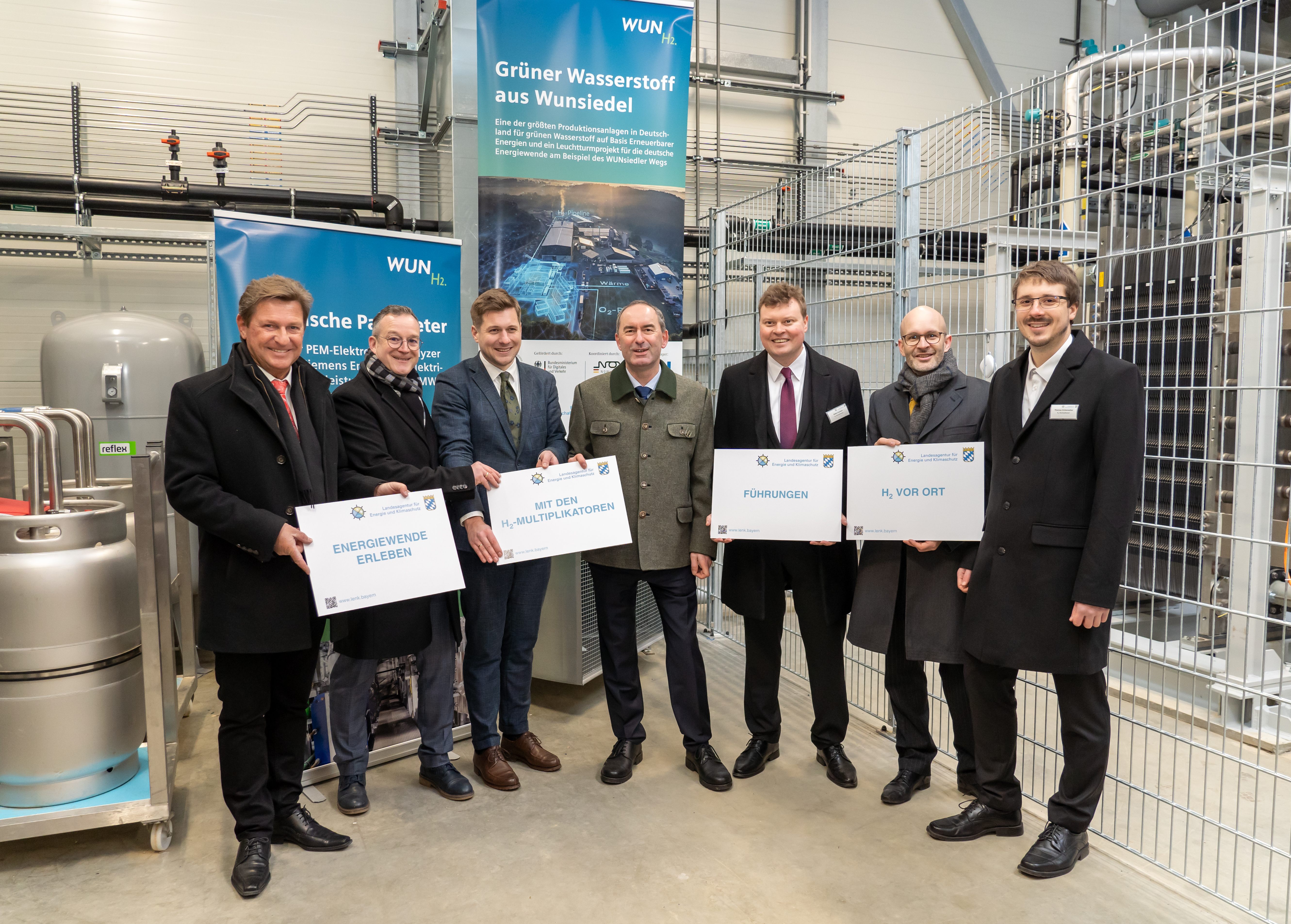 Bayerns Wirtschaftsminister Hubert Aiwanger (Mitte) mit den Wasserstoff-Multiplikatoren Robin Puchert (3. v. re.) und Thomas Eichenseher (re.) im Energiepark in Wunsiedel