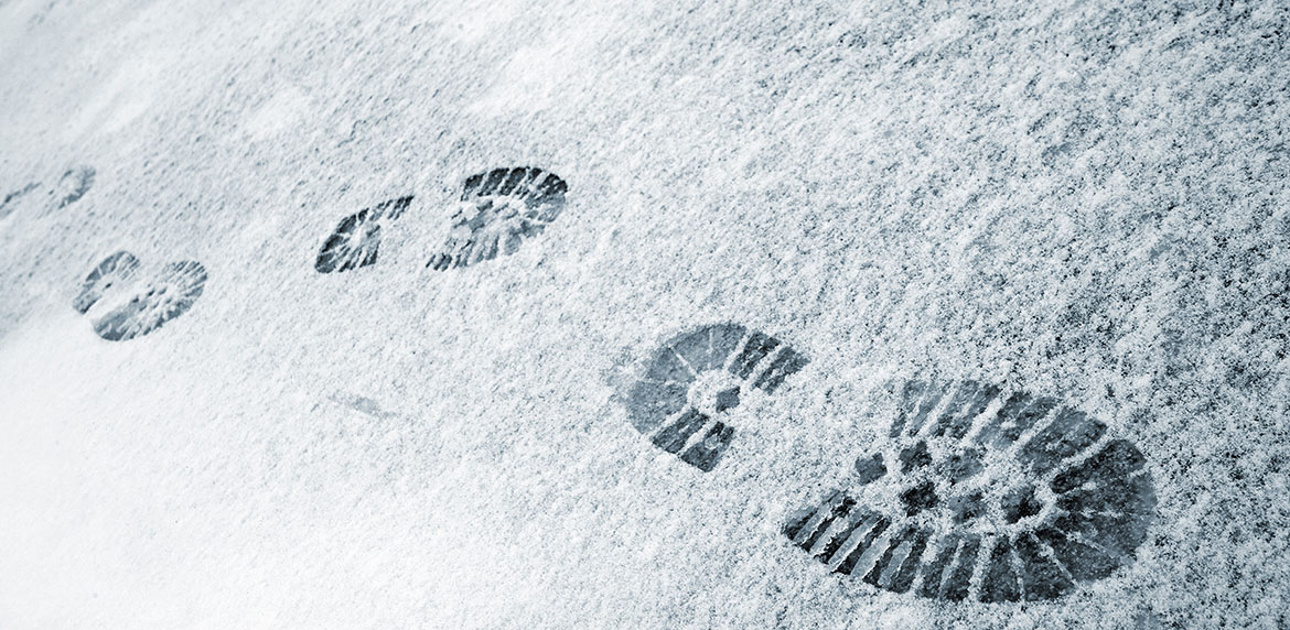 Bild von Fußabdrücken im Schnee