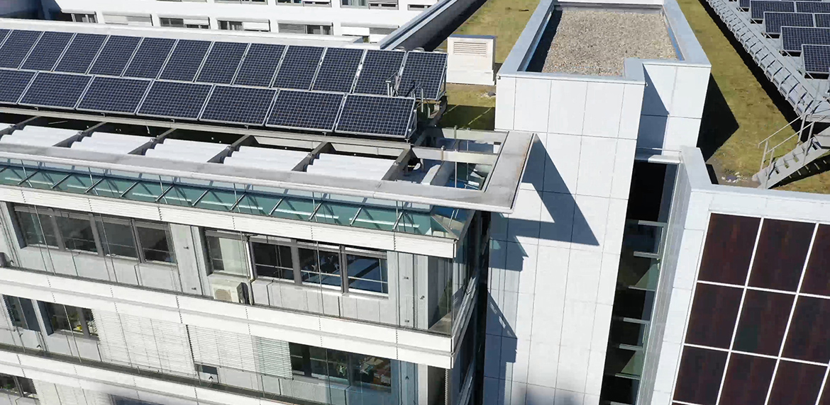 Foto von einem Gebäude mit einer Photovoltaikanlage