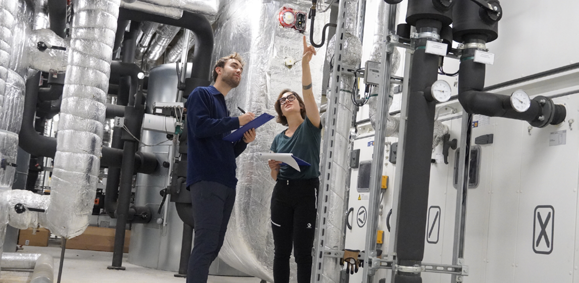 Zwei Personen in einem Heizkeller.