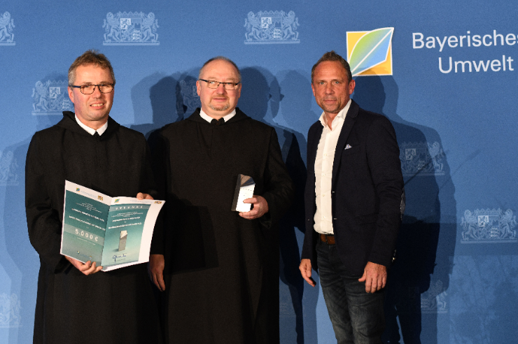 Die Benediktinerabtei Plankstetten (links) erhalten von Staatsminister Thorsten Glauber den Bayerischen Klimaschutzpreis 2022