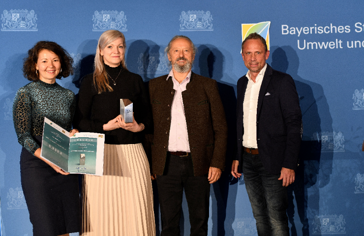 Mitglieder des Vereins Char2Cool e.V. (links) erhalten den Bayerischen Klimaschutzpreis 2022 von Staatsminister Thorsten Glauber