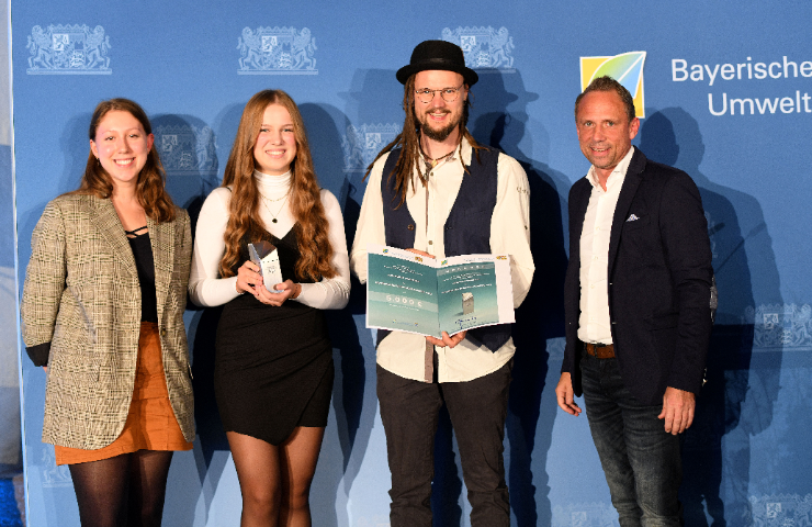 Mitglieder des Jugendrat Viechtach (links) erhalten von Staatsminister Thorsten Glauber den Bayerischen Klimaschutzpreis 2022