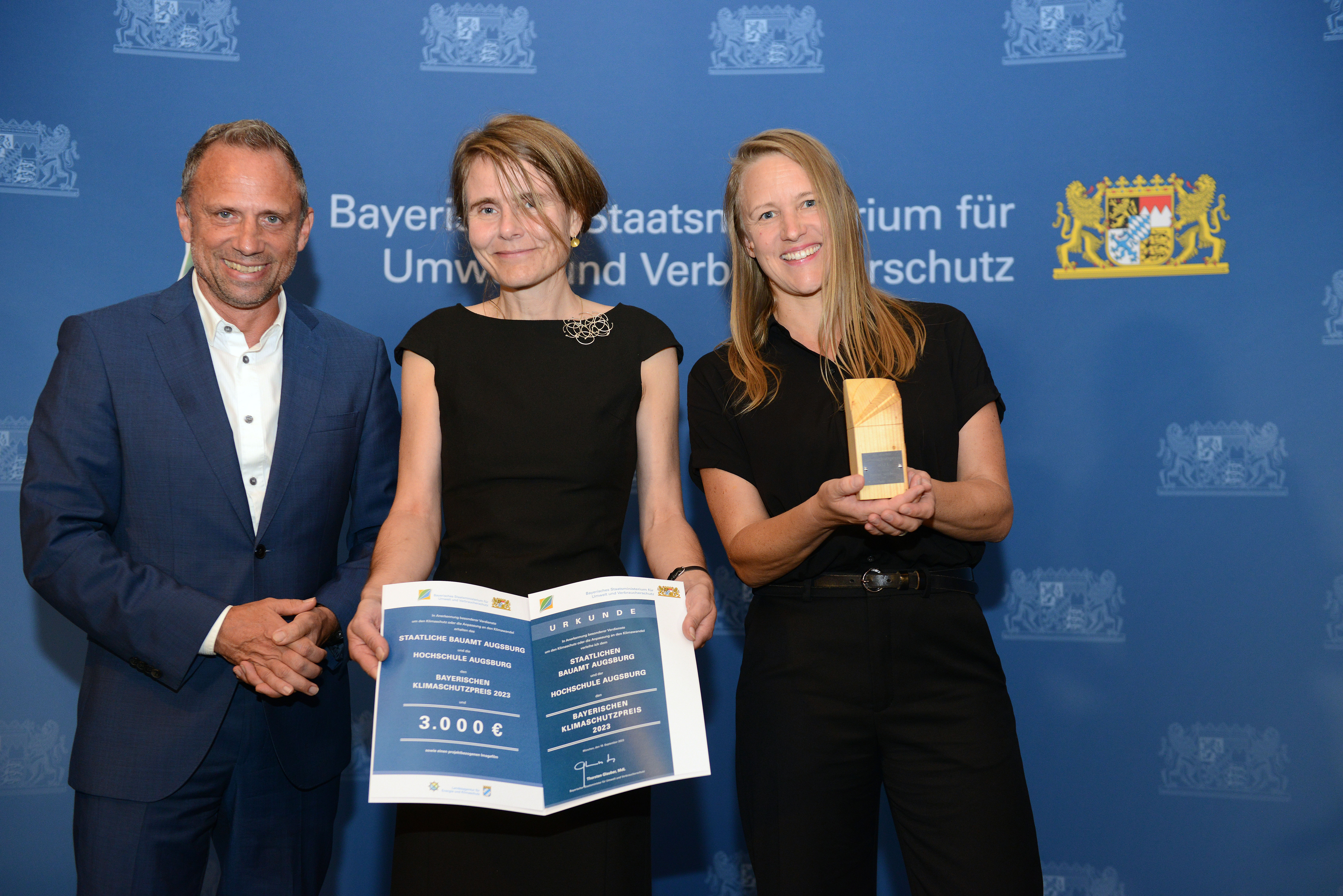 Das Staatliche Bauamt Augsburg und die Hochschule Augsburg erhalten für das Projekt "Architektur. Im Kreis. So wird ein Gebäude weiterverwendet." den Bayerischen Klimaschutzpreis 2023.