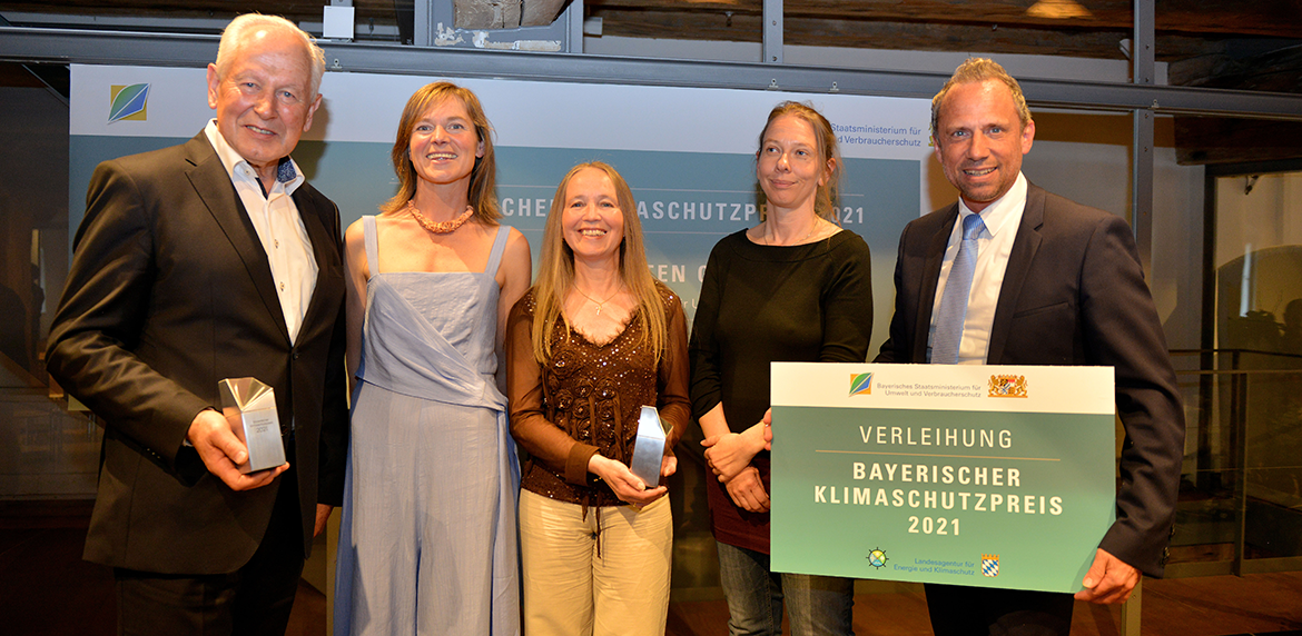 Staatsminister Thorsten Glauber (links) mit den Preistragenden des Bayerischen Klimaschutzpreises 2021