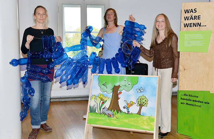 Tina Melder, Ursi Lerchenmüller und Hannelore Kral mit einem Teil ihrer Ausstellung "Was wäre, wenn..."