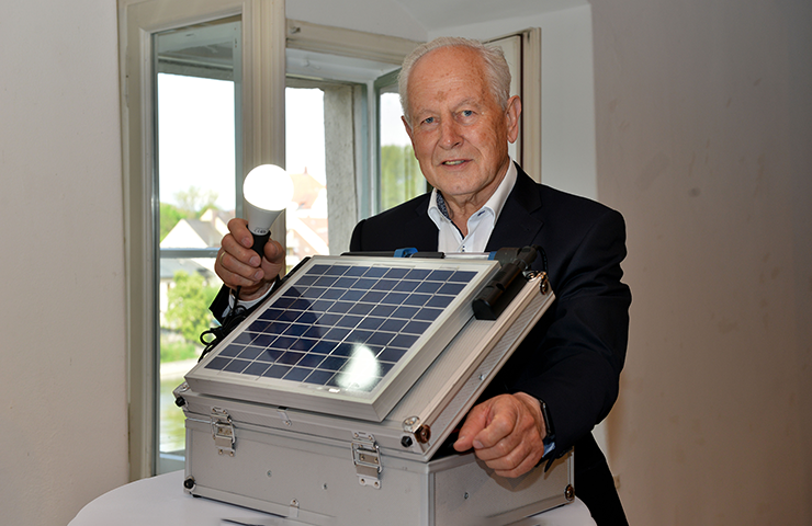 Wilhelm Kirchensteiner mit seinem Solarkoffer