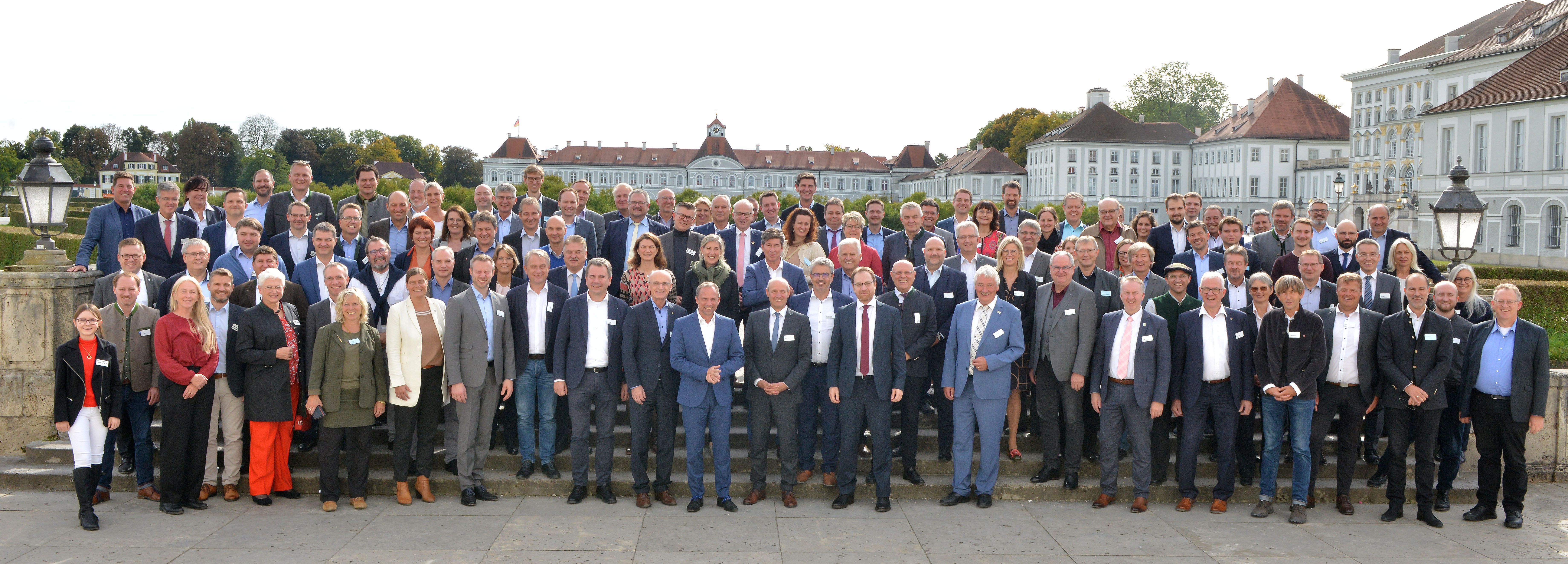 Das Foto zeigt die Teilnehmenden beim LENK KOMMUNity-Netzwerktreffen für Kommunalpolitikerinnen und Kommunalpolitiker